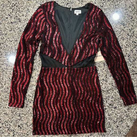 NWT SUPERDOWN Kim Deep V Mini Dress in Black & Red Sequined BODYCON Size Med - Picture 2 of 15